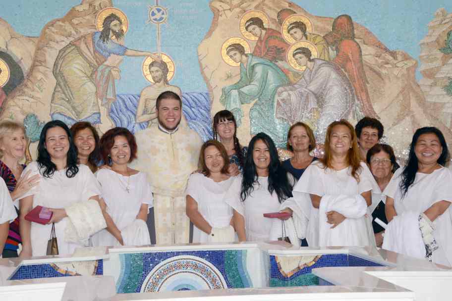 Ομαδική βάπτιση 12 ενηλίκων γυναικών από τις Φιλιππίνες στήν Μητρόπολη Ταμασού