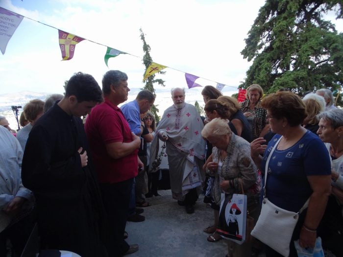Ύψωση Τιμίου Σταυρού: Λαοθάλασσα απόψε στον Λυκαβηττό για τη γιορτή του Σταυρού