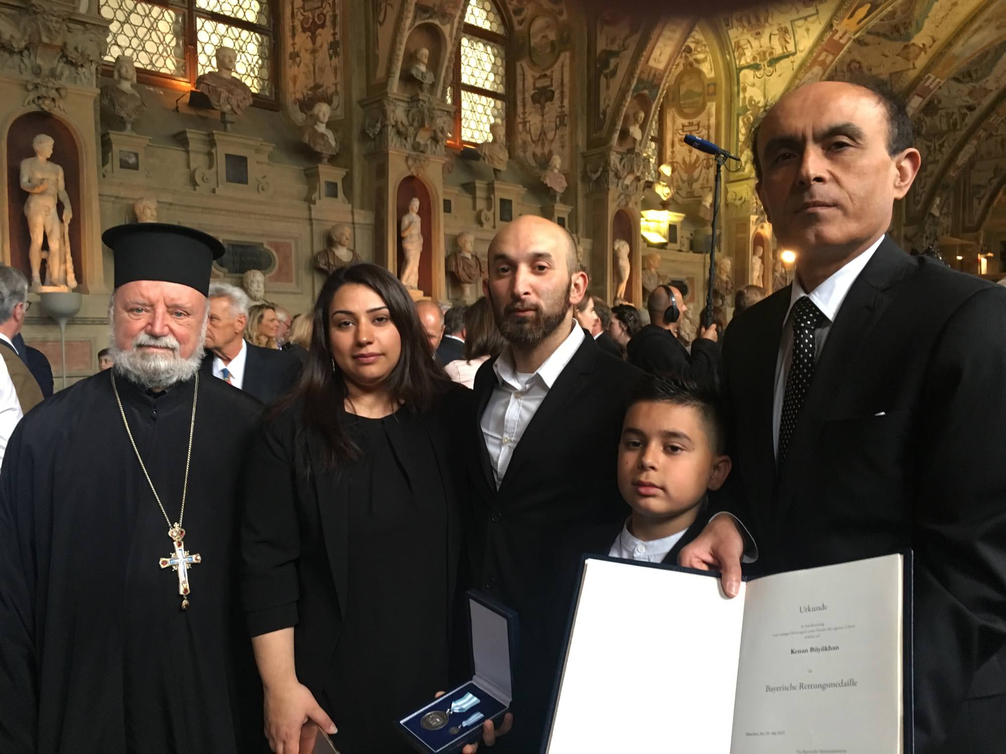 Πρωτοπρεσβύτερος απόστολος Μαλαμούσης, η μητέρα του Κεναν, Tugba-Kenan, ο πατέρας του Celo Kenan ο τιμηθείς νεαρός Κενάν