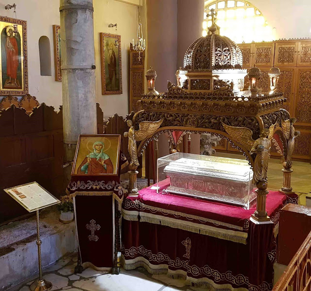Η λάρνακα με τα ιερά λείψανα της Αγίας Ανυσίας που γιορτάζει σήμερα -  ΕΚΚΛΗΣΙΑ ONLINE