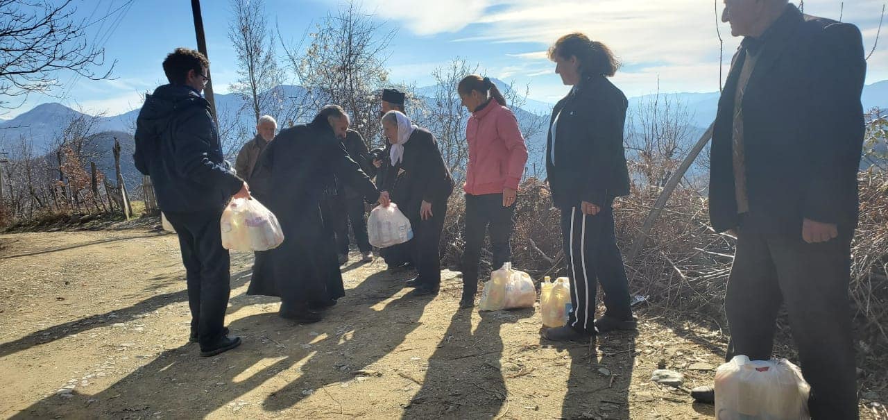 Τρόφιμα και ρούχα στους κατοίκους απομακρυσμένου χωριού της Αλβανίας από την Ορθόδοξη Εκκλησία