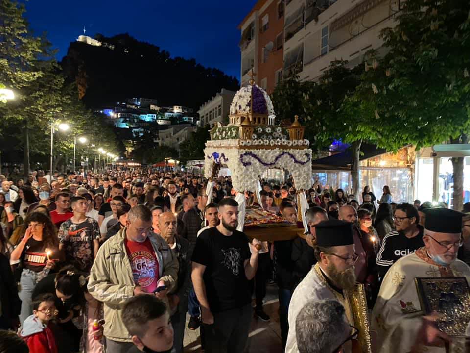 Πλήθος πιστών Αποκαθήλωση και ο Επιτάφιος Αλβανία
