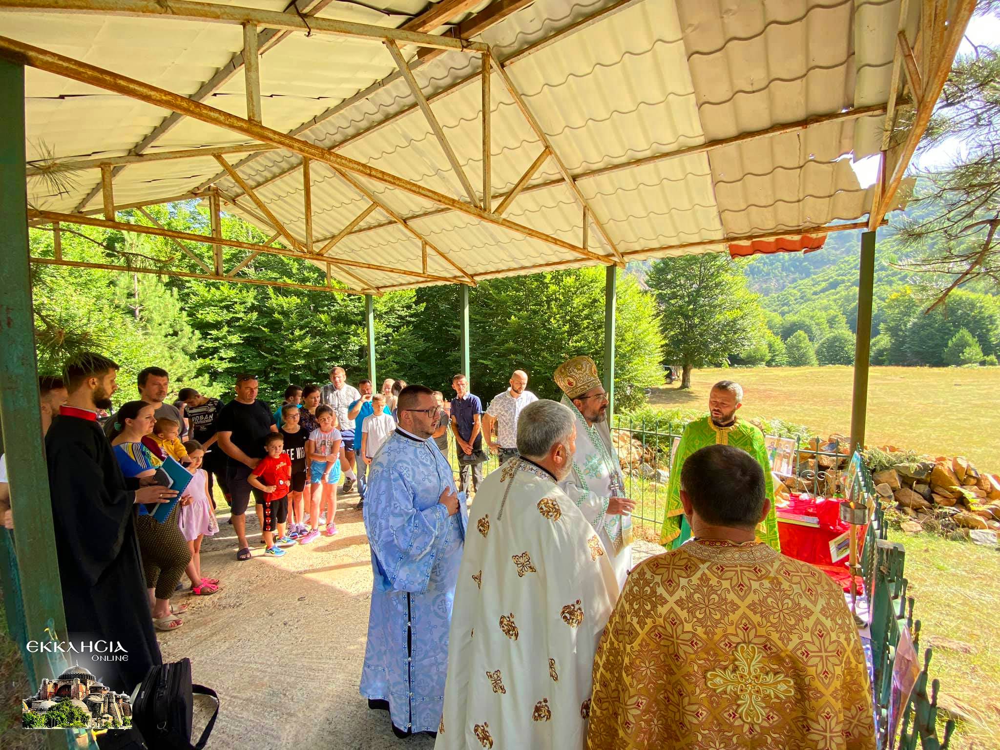 Θεία Λειτουργία σε κιόσκι εκκλησία μέσα στο δάσος της Αλβανίας