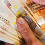 επιδόματα πληρωμή μετρητά ευρώ