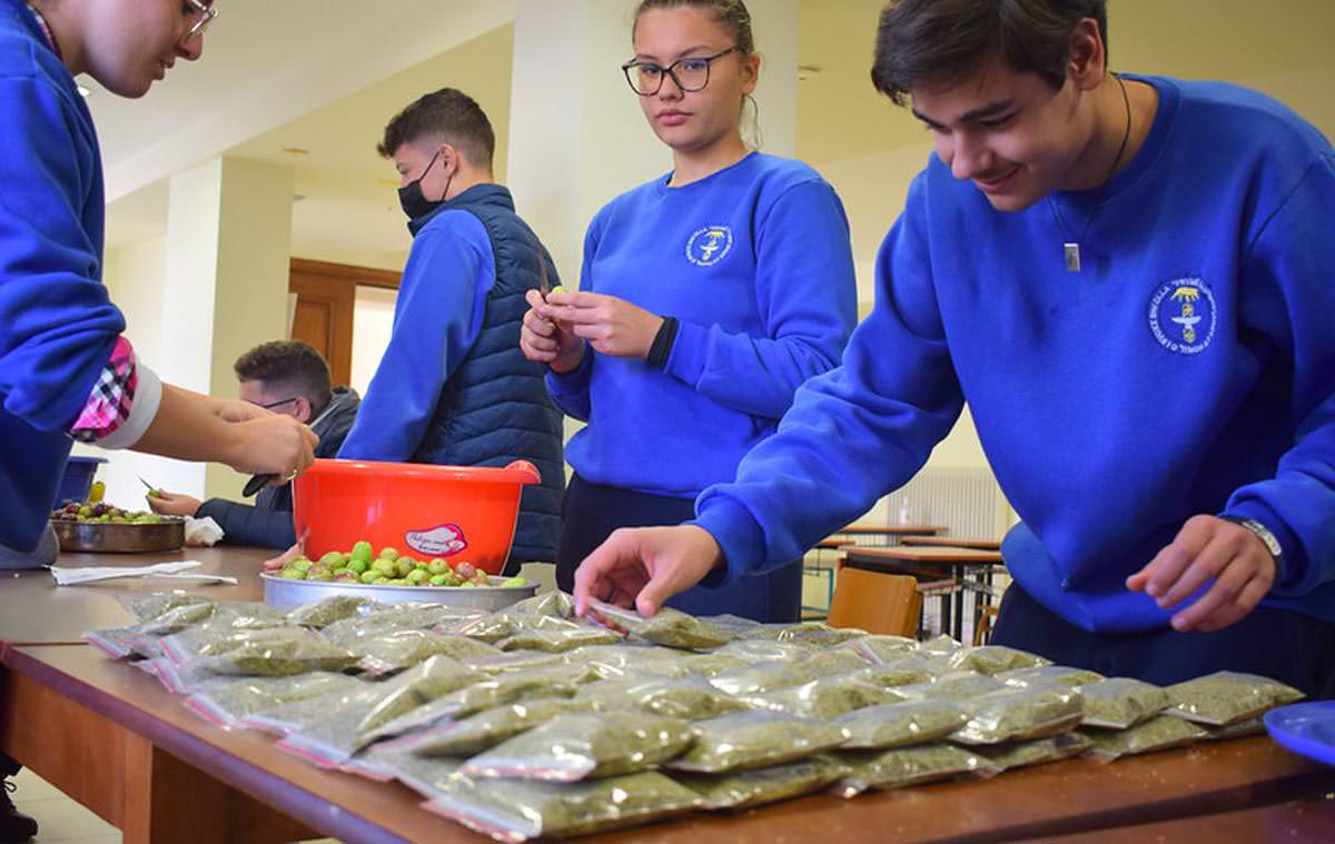 Μαθητές Σχολείου της Μητρόπολης Αργυροκάστρου τυποποιούν βιολογικά προϊόντα