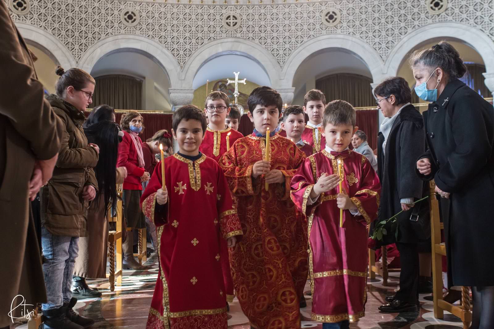 πιστοί στους Ορθόδοξους ναούς της Αλβανίας τα Χριστούγεννα