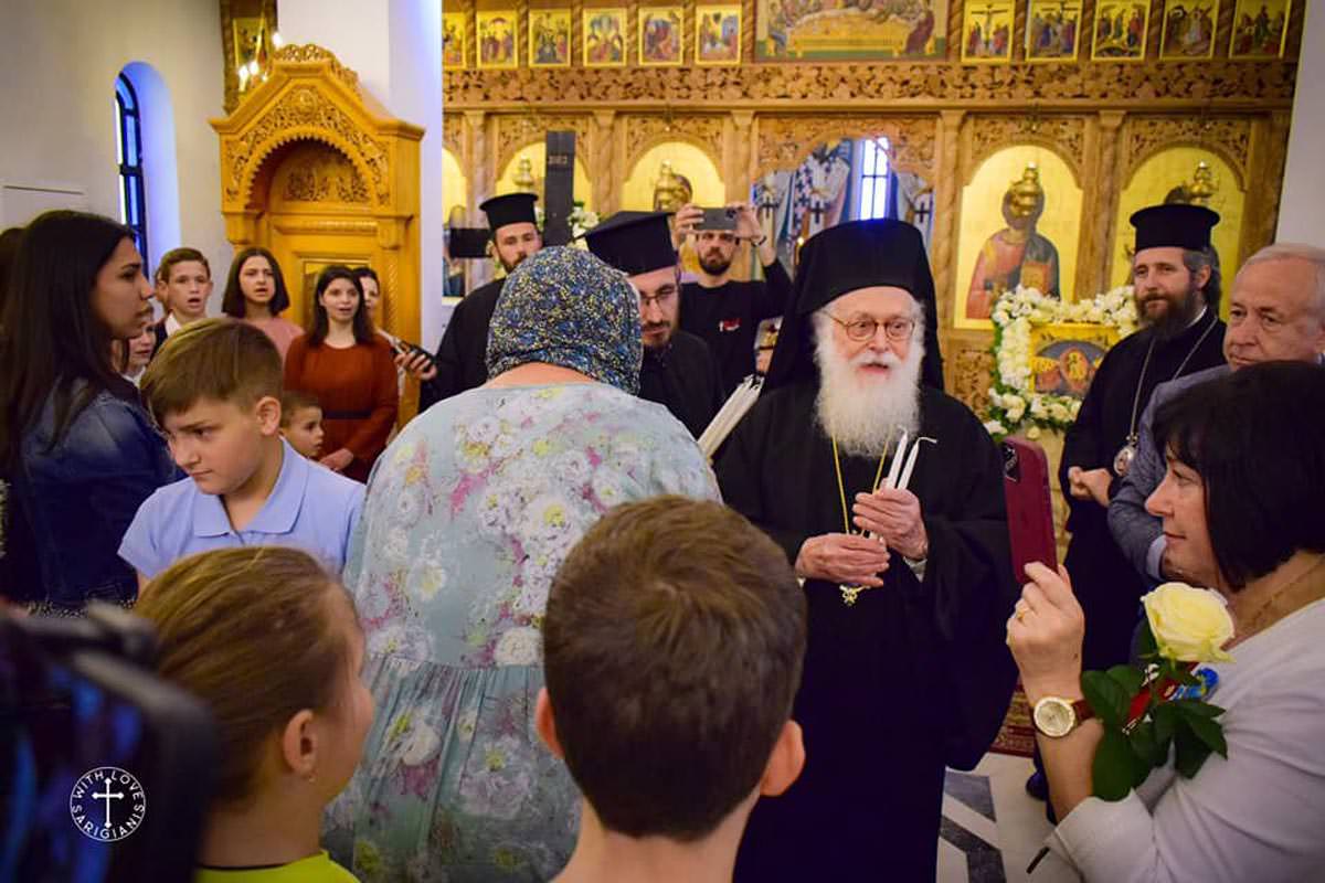 Ο Αρχιεπίσκοπος Αναστάσιος υποδέχθηκε Ουκρανούς πρόσφυγες στην Αλβανία