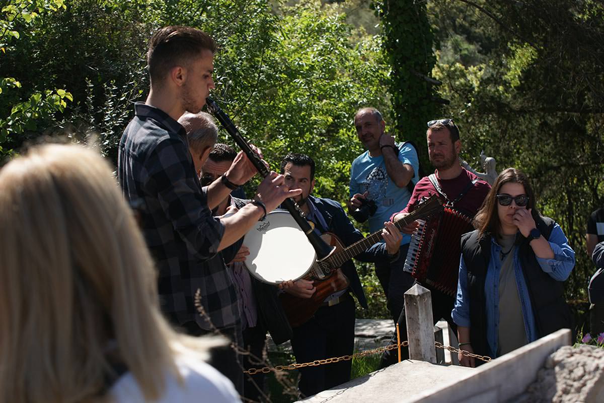 Γηρομέρι Θεσπρωτίας: Γιορτάσι για τους νεκρούς με κλαρίνα και τραγούδια στους τάφους
