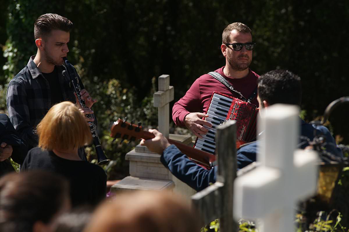 Γιορτάσι για τους νεκρούς με κλαρίνα και τραγούδια στους τάφους στο Γηρομέρι Θεσπρωτίας 2022