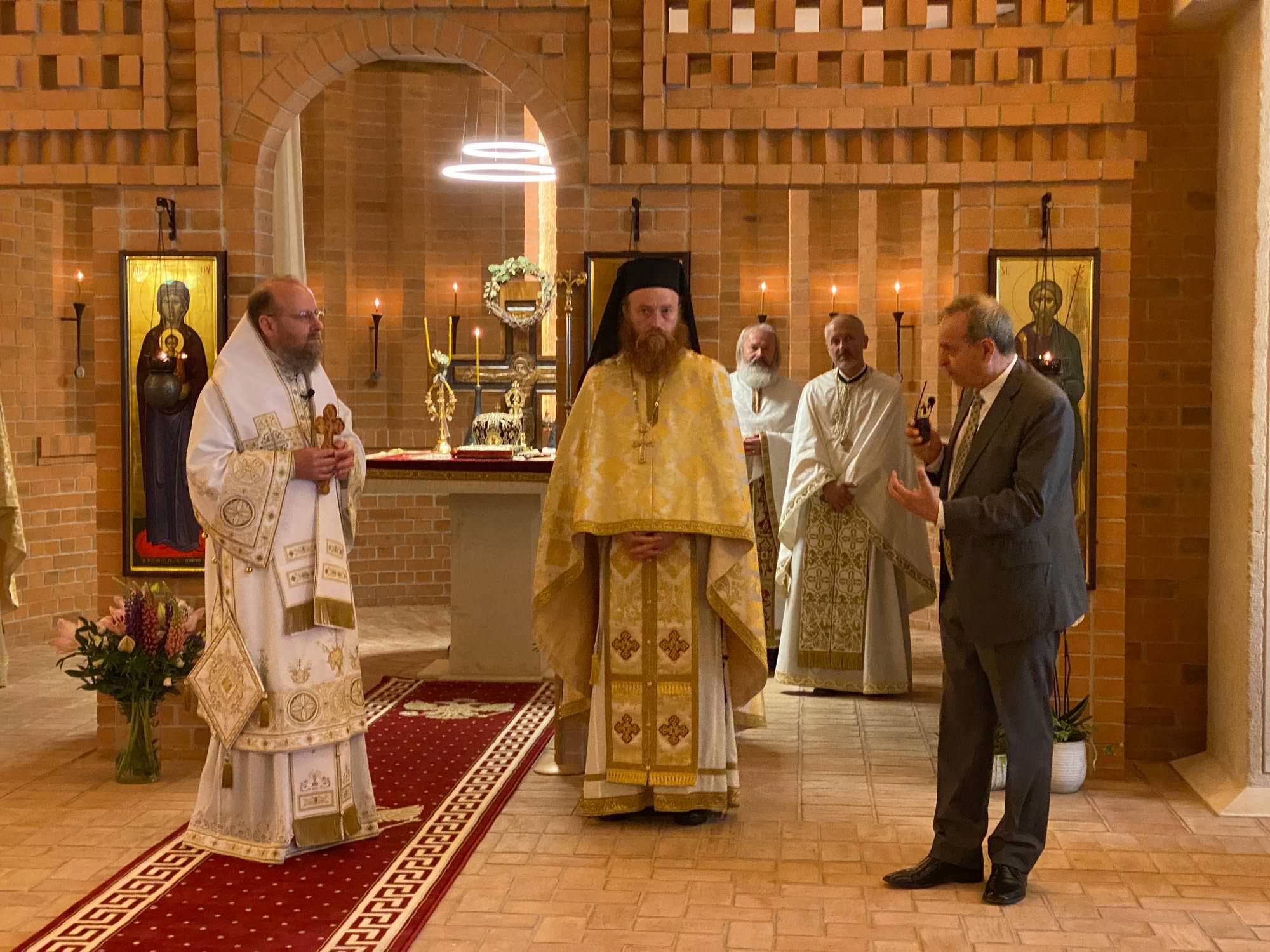 Θεοφ. Επίσκοπος Σοφιανός, ο Ηγούμενος της Μονής Κερνίκας Ρουμανίας π. Vasil Parjol και ο Καθηγητής δρ. Νικολακόπουλος