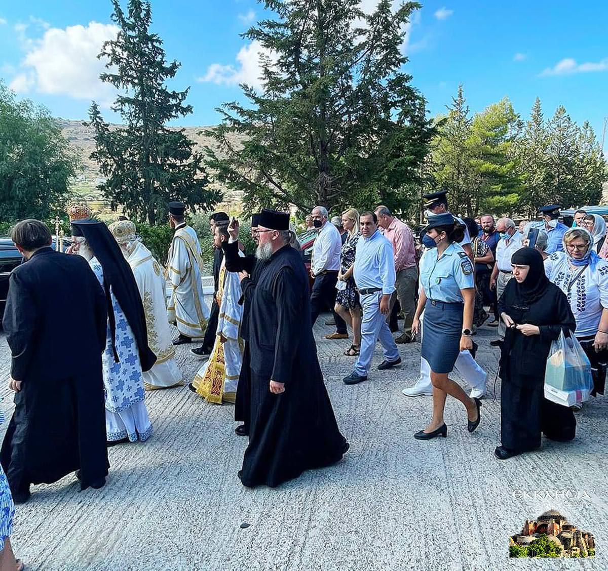 Λαμπρά εορτάστηκε η ανακομιδή των λειψάνων του αγίου Νεκταρίου στην Αίγινα Λιτανεία
