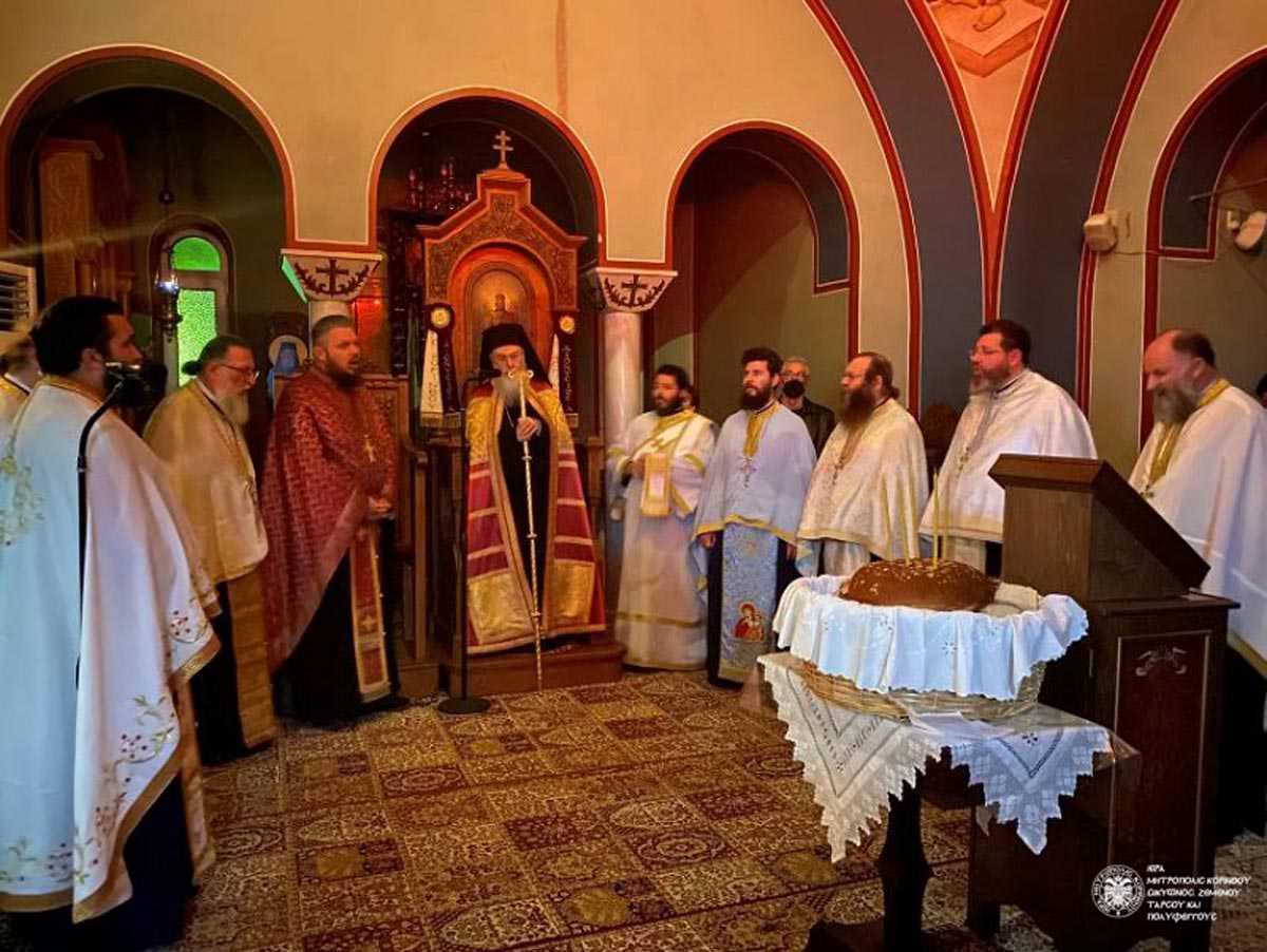 Αγρυπνία για την Σύναξη της Παναγίας Παραμυθίας στο Μητροπολιτικό Παρεκκλήσιο της Αγίας Φωτεινής στην Κόρινθο