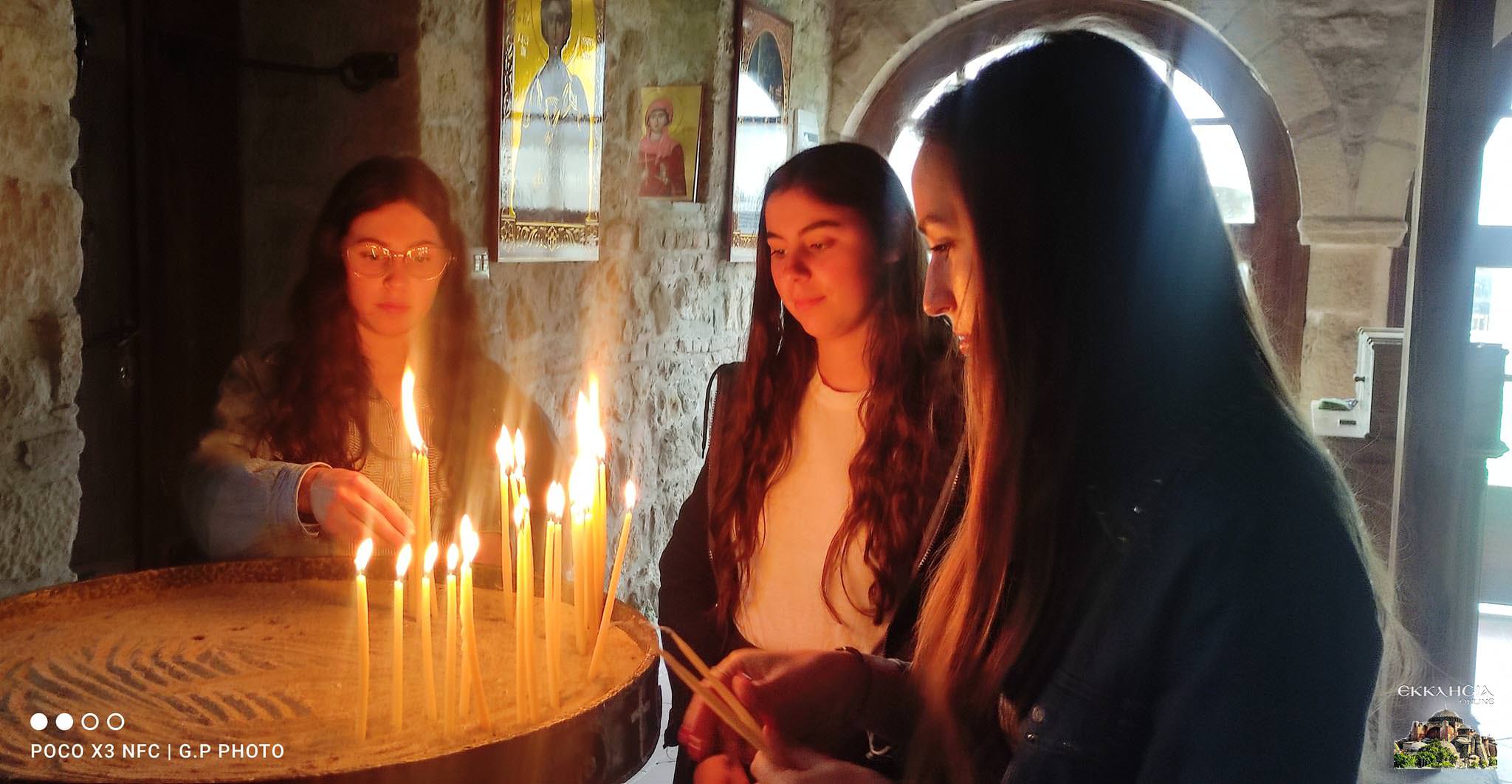 Νέοι στο μοναστήρι του Αγίου Κοσμά του Αιτωλού Αλβανία 2023