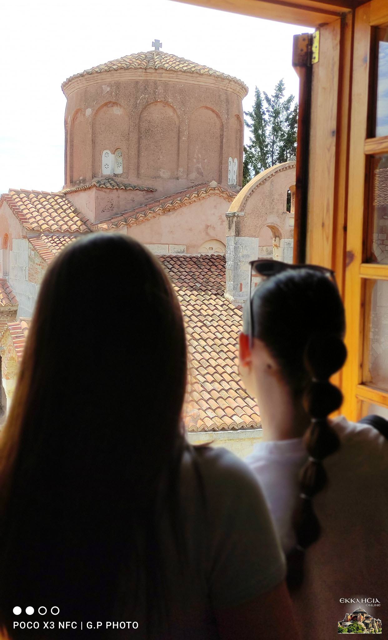 Νέοι στο μοναστήρι του Αγίου Κοσμά του Αιτωλού Αλβανία
