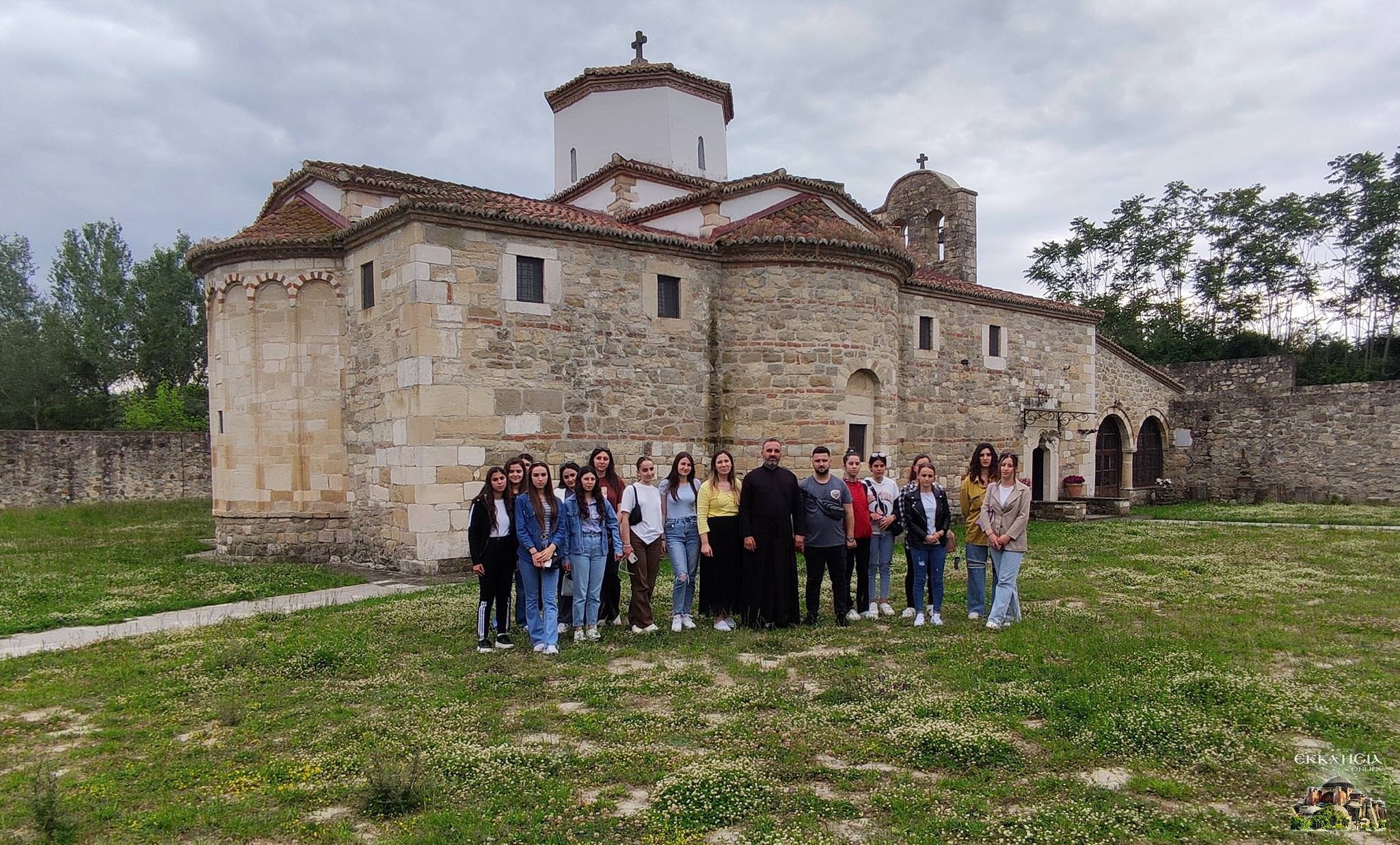 Νέοι από την Αλβανία στο μοναστήρι του Αγίου Κοσμά του Αιτωλού