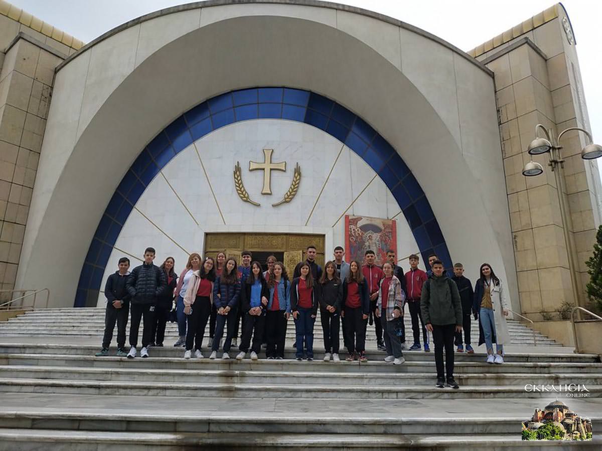 Παιδιά προσκύνησαν στον καθεδρικό ναό της Αναστάσεως Τιράνων