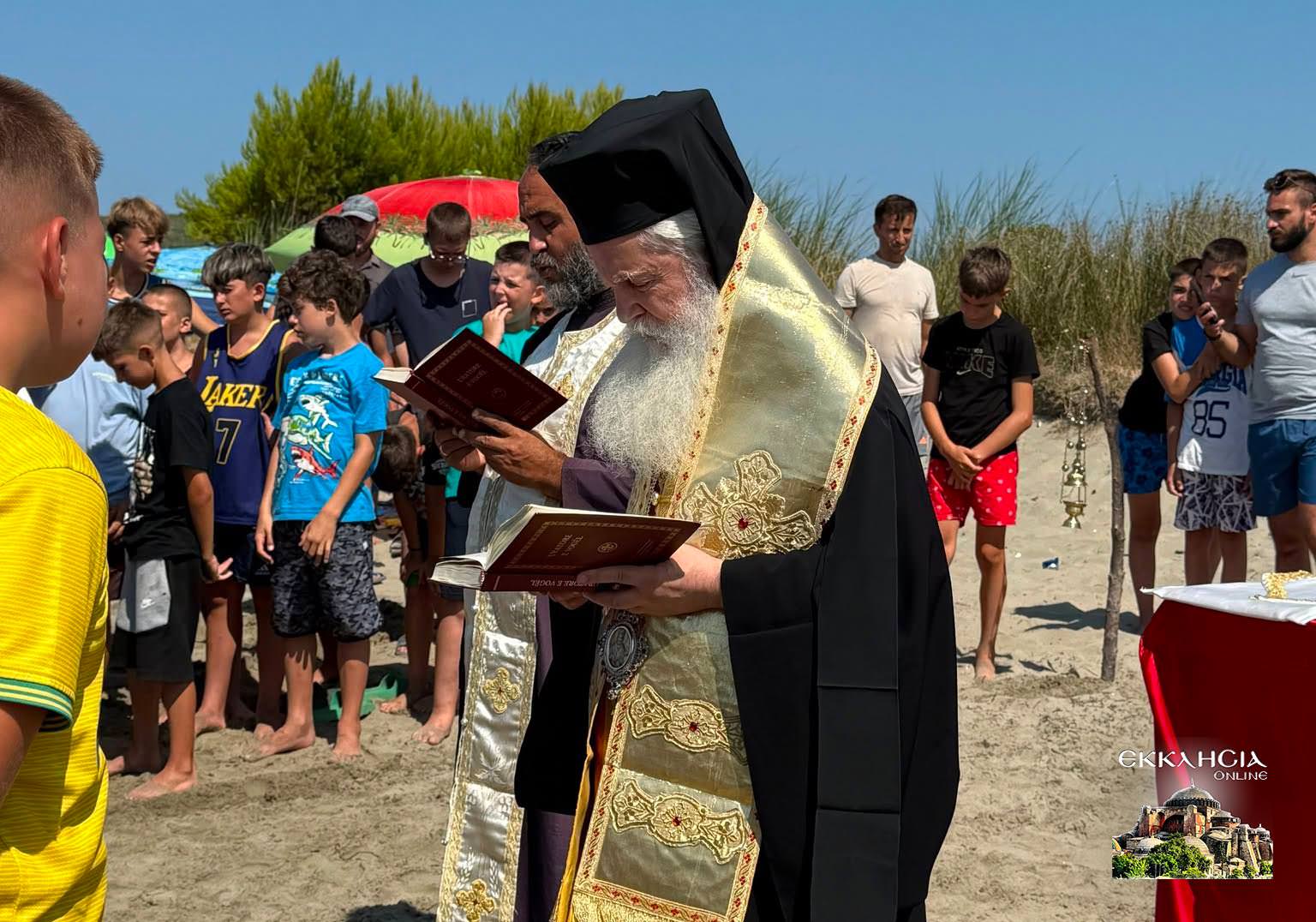 Βάπτιση παιδιών μέσα στη θάλασσα στο Σβερνέτς Αυλώνας Αλβανίας