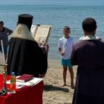 Βάπτιση παιδιών μέσα στη θάλασσα στο Σβερνέτς Αλβανίας