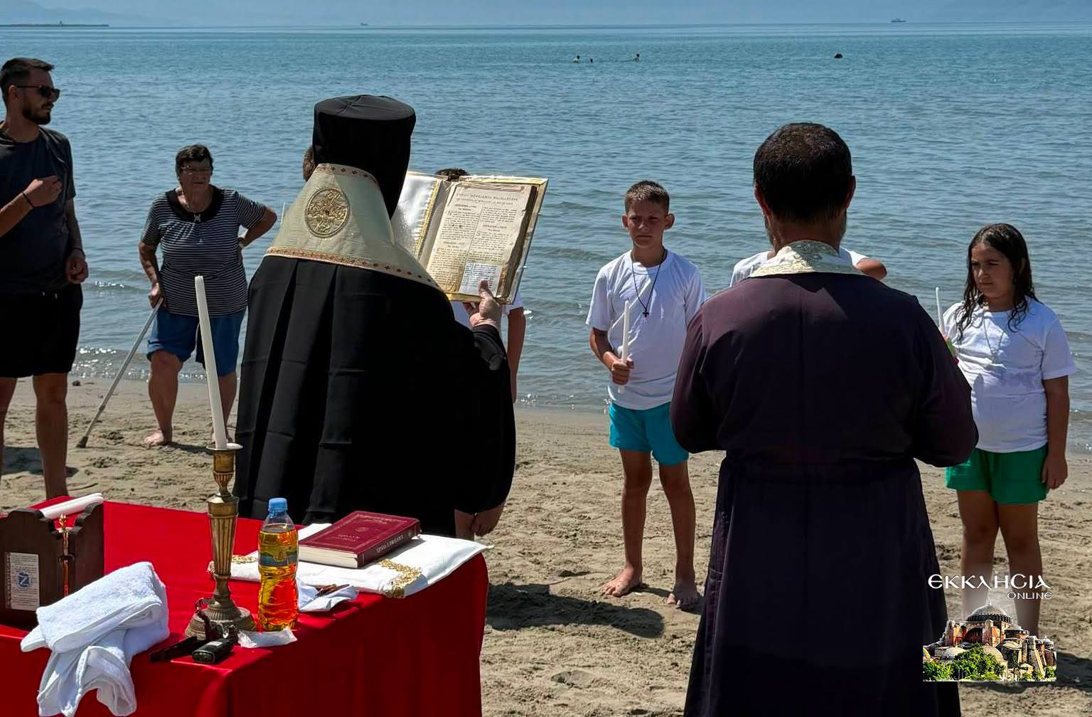 Βάπτιση παιδιών μέσα στη θάλασσα στο Σβερνέτς Αλβανίας