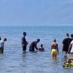 Βάπτιση παιδιών μέσα στη θάλασσα στον Αυλώνα Αλβανίας